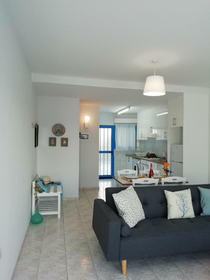 Ocean Blue Apartments Paphos ภายนอก รูปภาพ